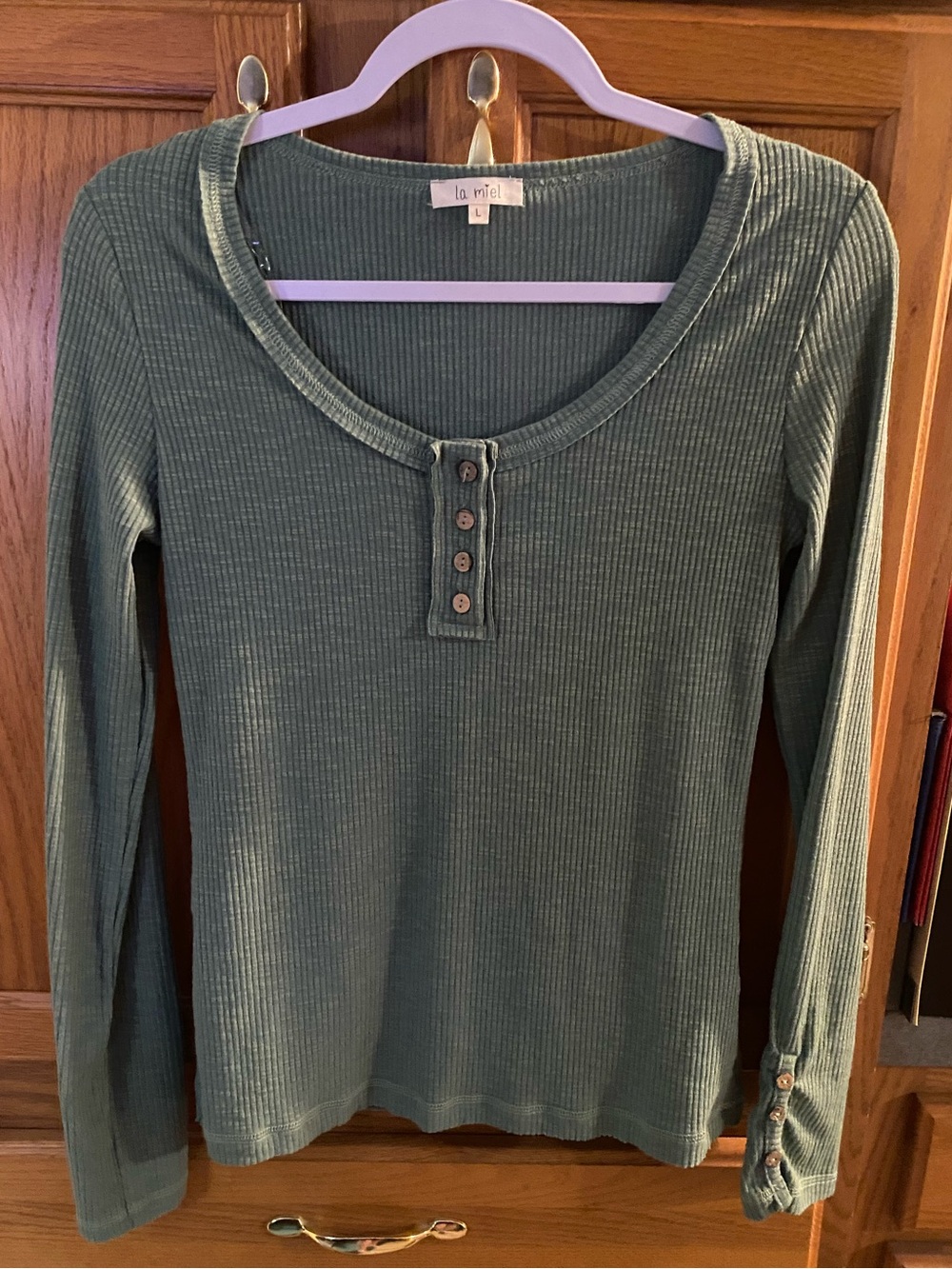 LA MIEL Ribbed Long Sleeve Henley Top in Olive Green